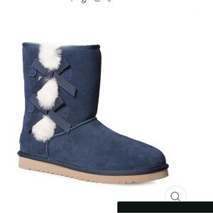 KOOLABURRA BY UGG VICTORIAS  Blue Ankle Boots with Pom Poms
